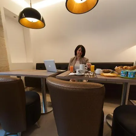 Central Hotel נים